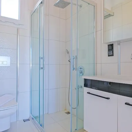 Lucia Φετιγιέ